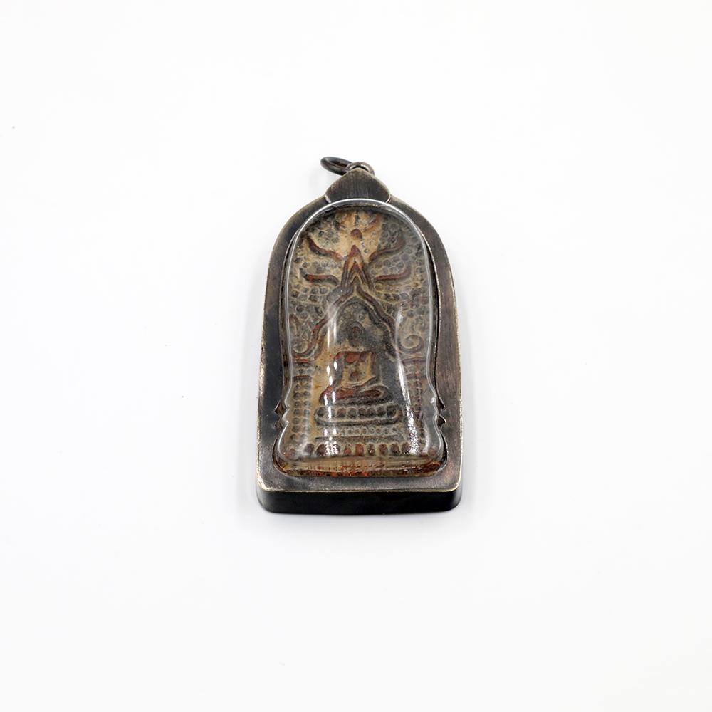 Artisan d'Asie Pendentifs & Amulettes Amulette Bouddha Phra Chinnaraj en argile et argent ancien S925